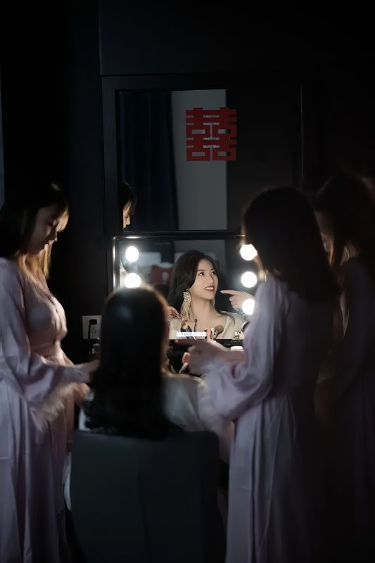 戴上头纱的一瞬间：母亲的温柔与女儿的不舍-砚青婚摄网