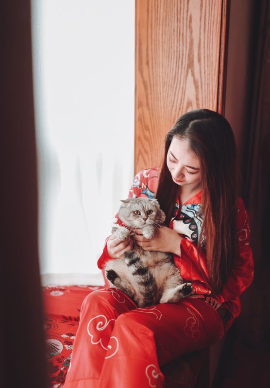 新娘一个人在房间里：妈妈来催促时的紧张与忙碌-砚青婚摄网