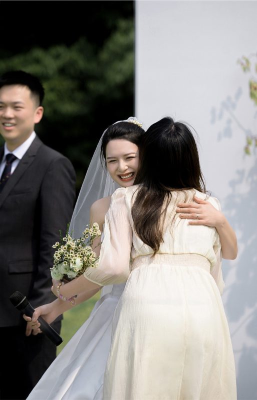 “为心爱的女孩戴上婚戒！”——梦想实现的庄严时刻-砚青婚摄网